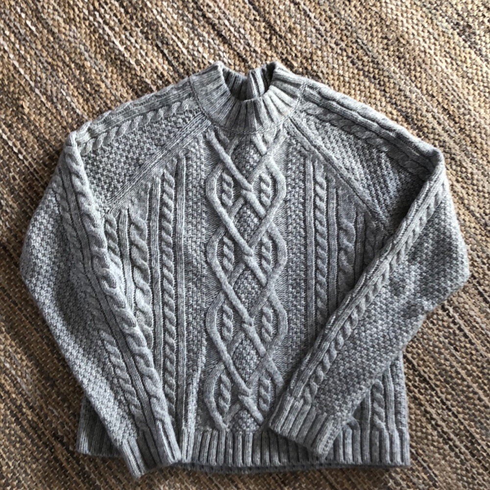 Abercrombie & Fitch women’s gray sweater